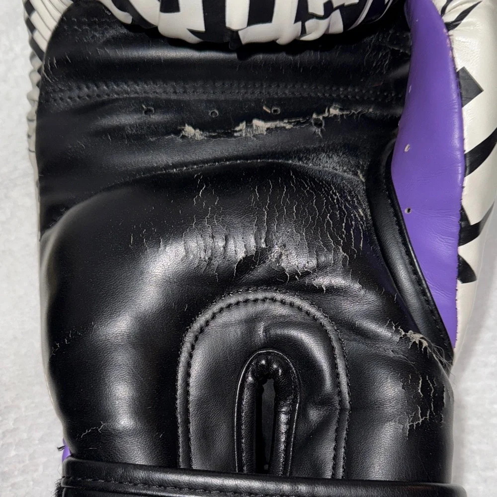 Black and White Boxing Gloves - Picture 3 of 7